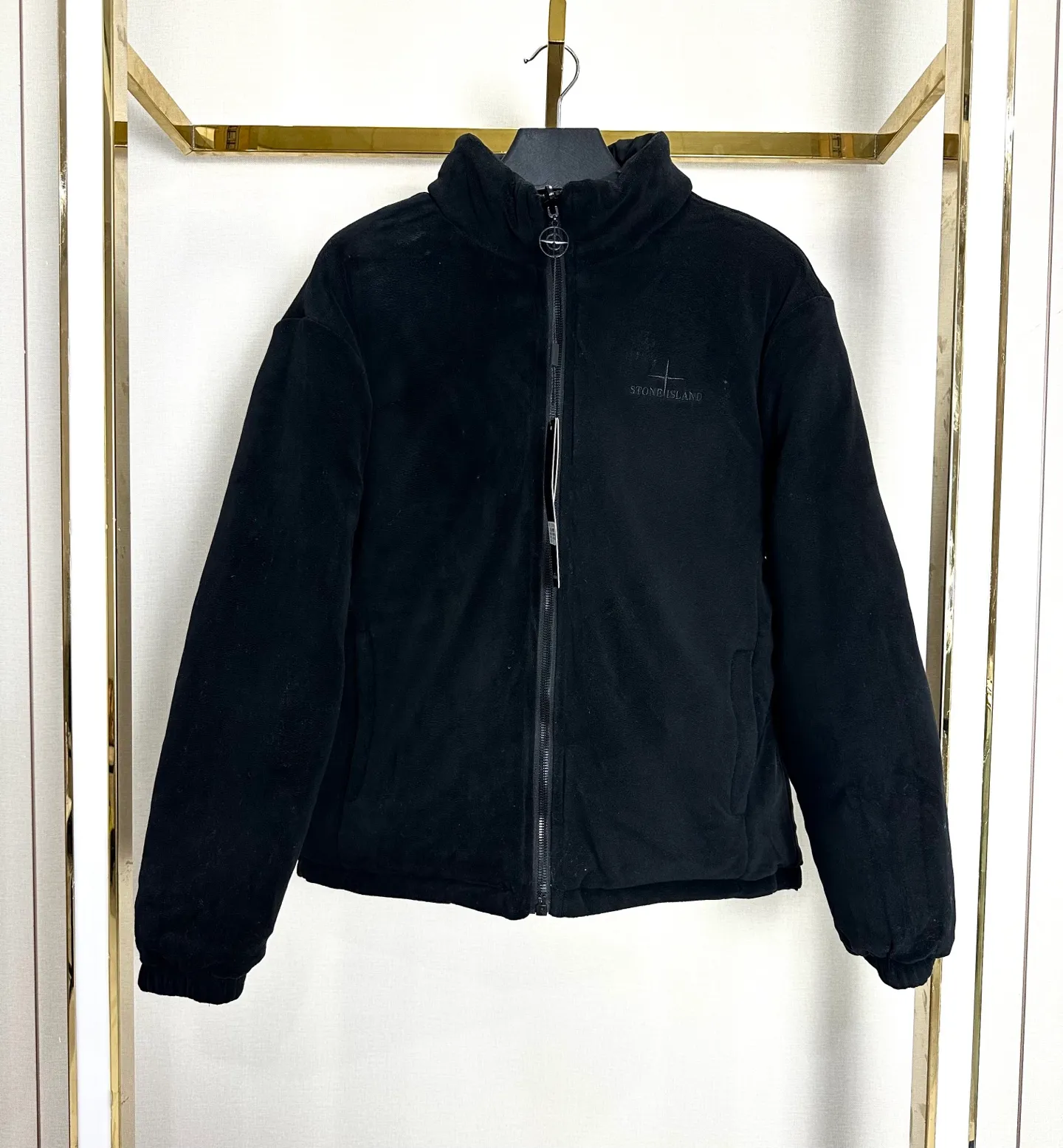P340 (reverse picture) Stone Island double-sided thickened olley velvet embroidered cotton jacket. Color: black, military green, khaki, navy blue. Double-sided thickened ollie velvet. Thicker than most on the market. The reverse side is made of fine olley velvet with small particles. Double-sided design! Two clothes for one! Double the warmth! In addition, it has been treated with anti-static treatment, so it does not shed lint or stick to hair! The texture is quite good! Very high quality! Thousands of stitches of embroidery on the chest add a sense of design to the entire dress! The stand-up collar design makes the upper body look more energetic! It fits the neck very well and has better thermal insulation effect! Both the cuffs, hem and lining are all hemmed! Exquisite workmanship! More durable and less likely to deform! Pattern correction! Every detail is in place! The upper body effect is amazing, very firm! And it hides the flesh very well and makes you look slim! You can match it with whatever you want!